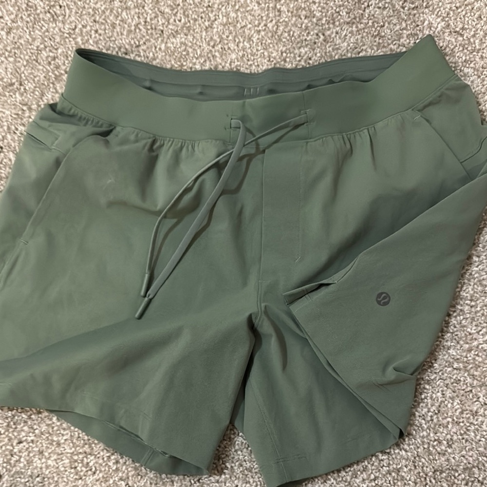 Men’s lululemon green zeroed in shorts 5”